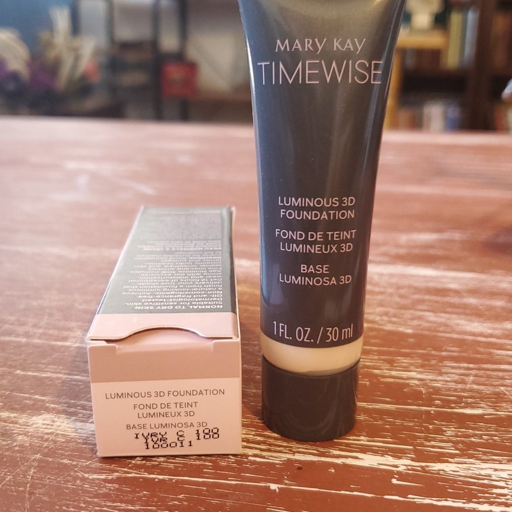 Ivory C 100 (Cool)  Luminous 3D Foundation  Normal to Dry Skin  DISCONTINUED